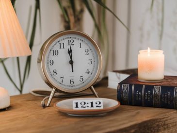 Signification spirituelle des heures jumelles 12h12 et leur lien avec votre chemin de vie